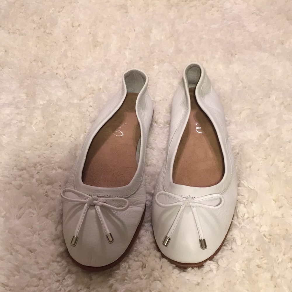 White Leather Michelle D Flats Sz 6